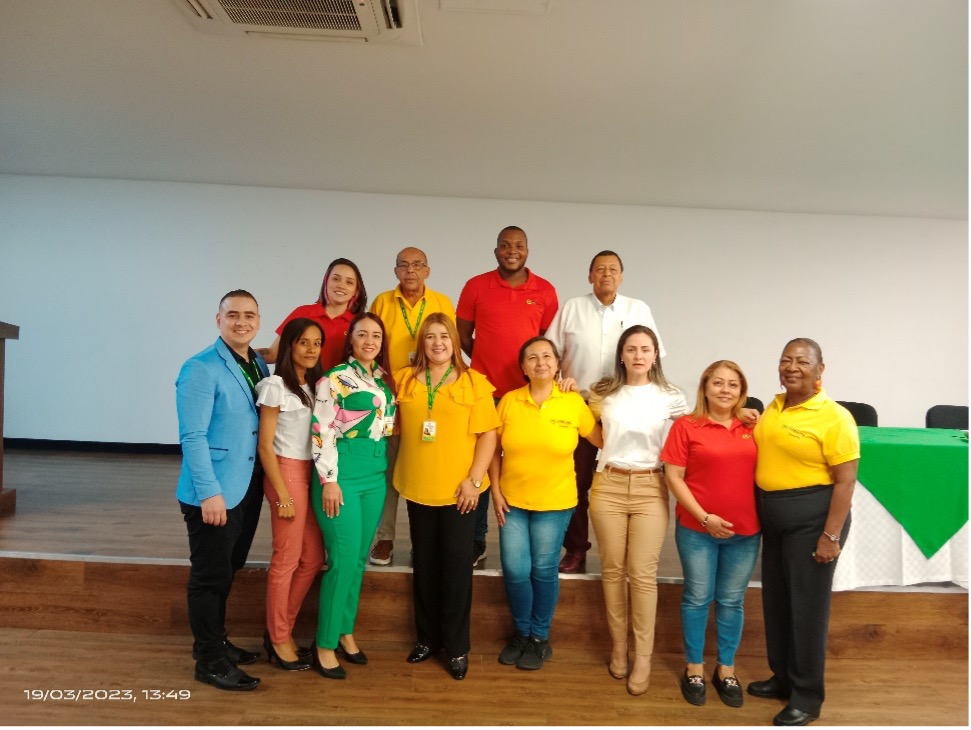 Grupo de personas posando para una fotoDescripción generada automáticamente